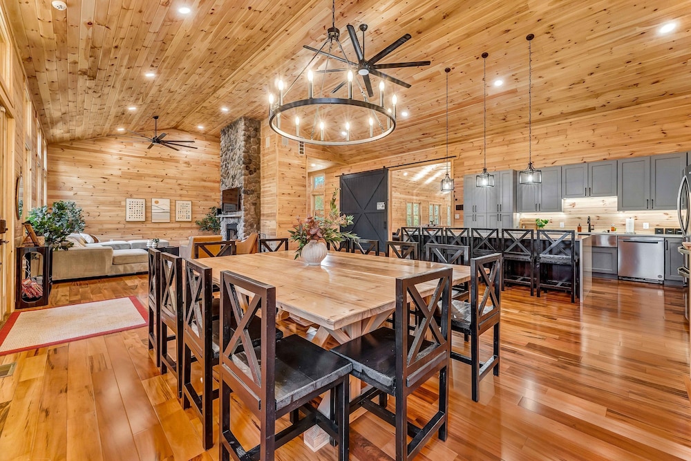 Grand Timber by Avantstay Indoor Pool Sauna Sports Court Game Room More