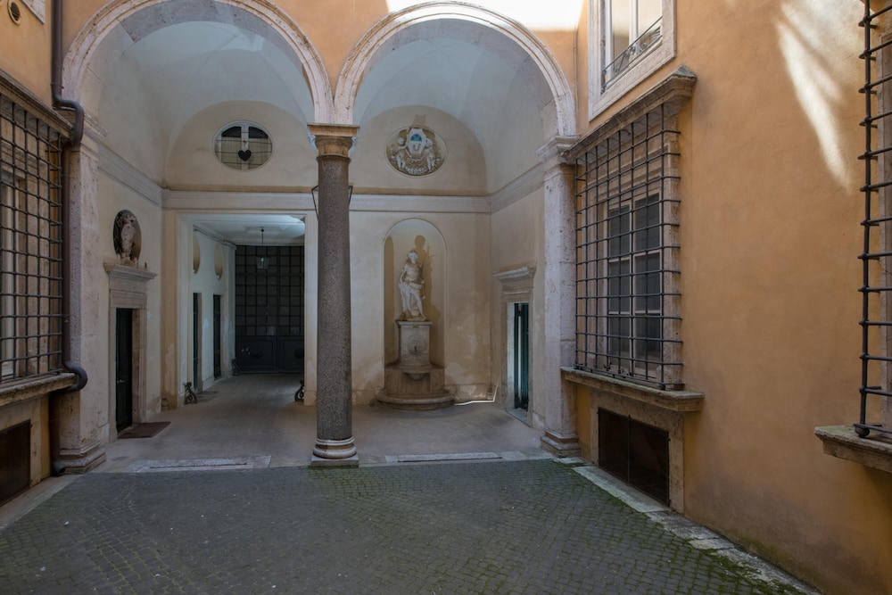Banchi al Patio in Roma