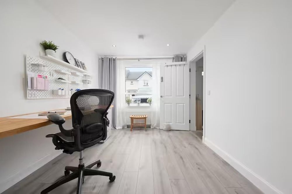 Stylish House in Perth-hot Tub-garden-sleeps 6