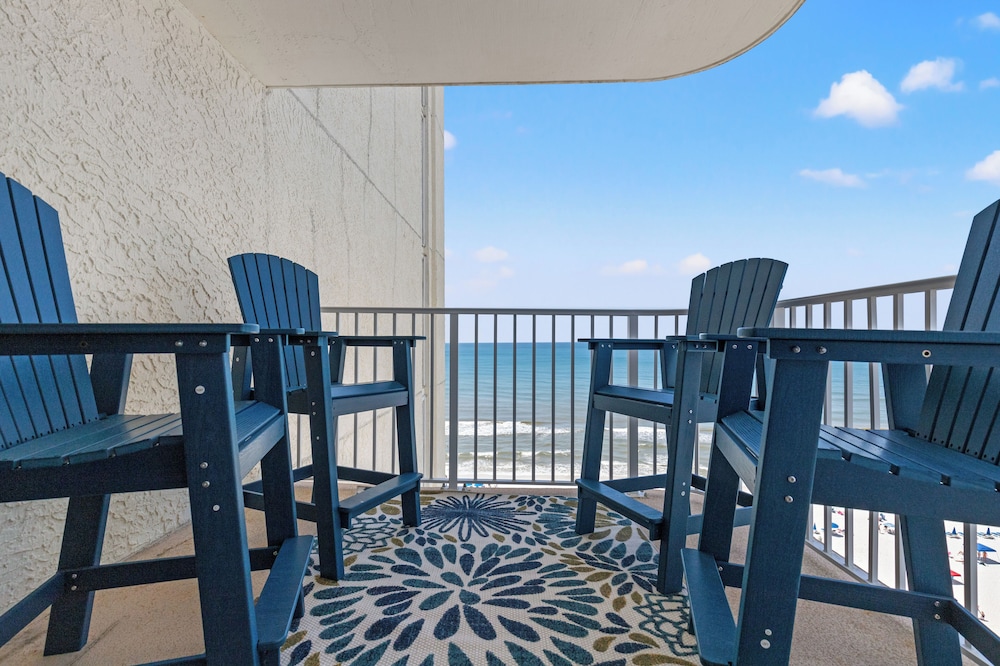Coastal Hideaway: Cozy Beachfront Studio Sleeps 4 With Stunning Views!
