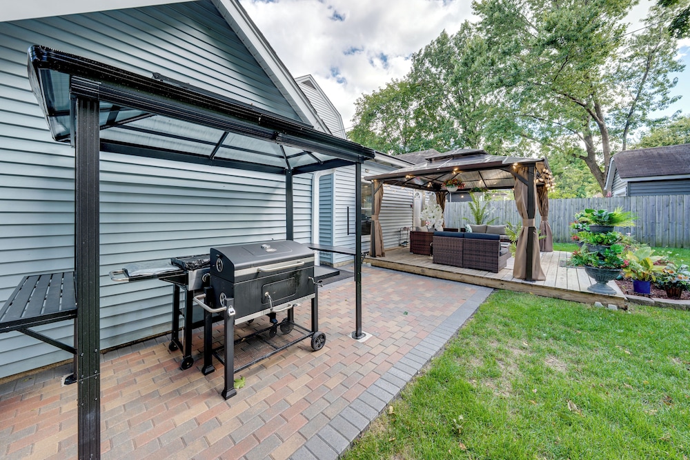 1 Mi to Dtwn Elgin: Dutch Colonial w/ Lovely Patio