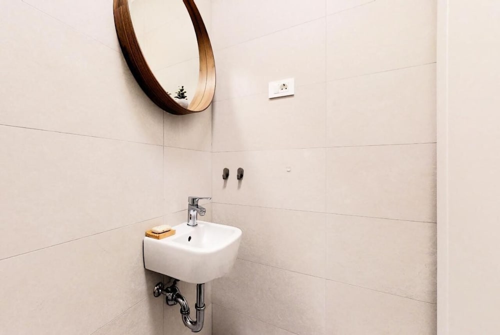 Mika's 2-Bedroom Seaview Flat & Parking