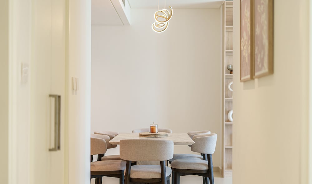 Downtown 2BR | Walk to Burj Khalifa + Dubai Mall