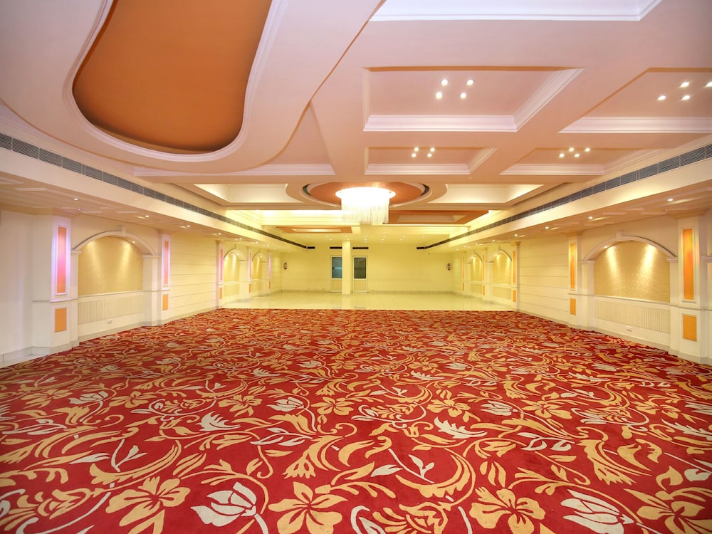 OYO 12989 White Diamond Hotel