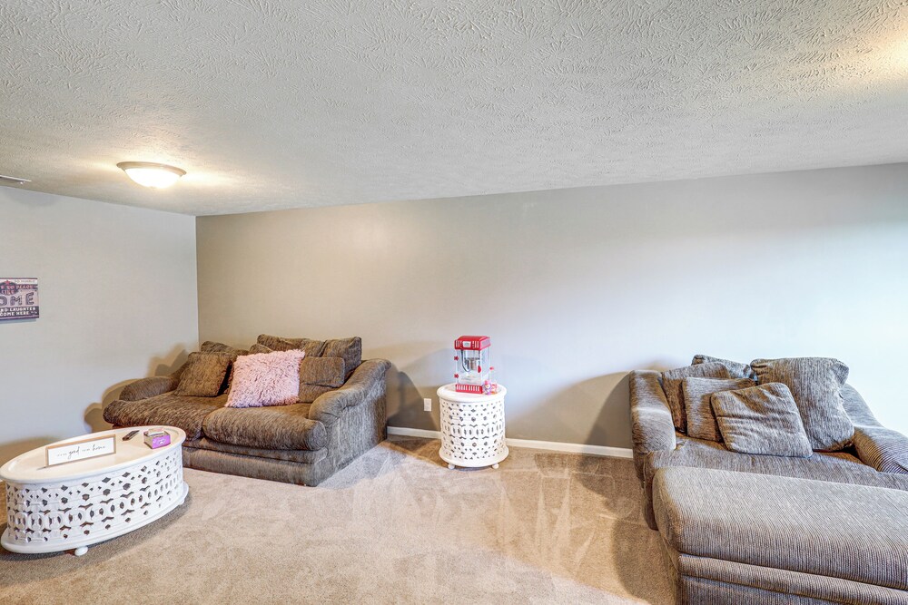4 Mi to Offutt AFB - Family Home in Omaha Suburbs!