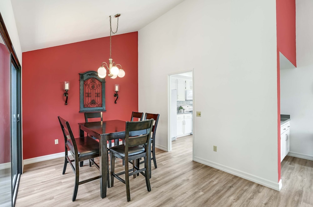 Spacious Single-story Condo With Golf Course Views