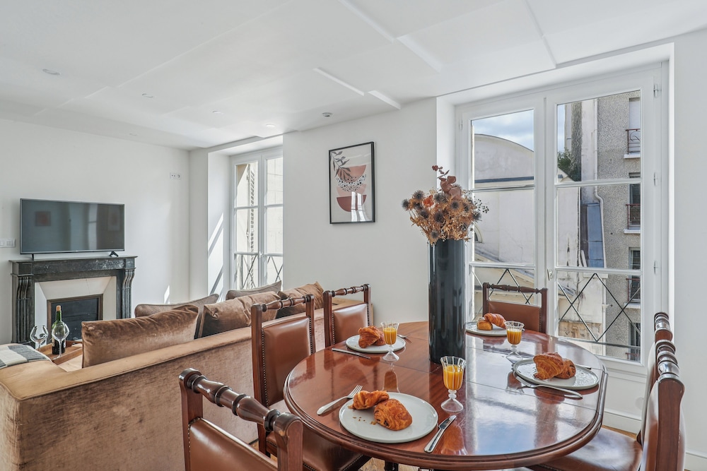 Chic 1BR Near Louvre & Musee d Orsay