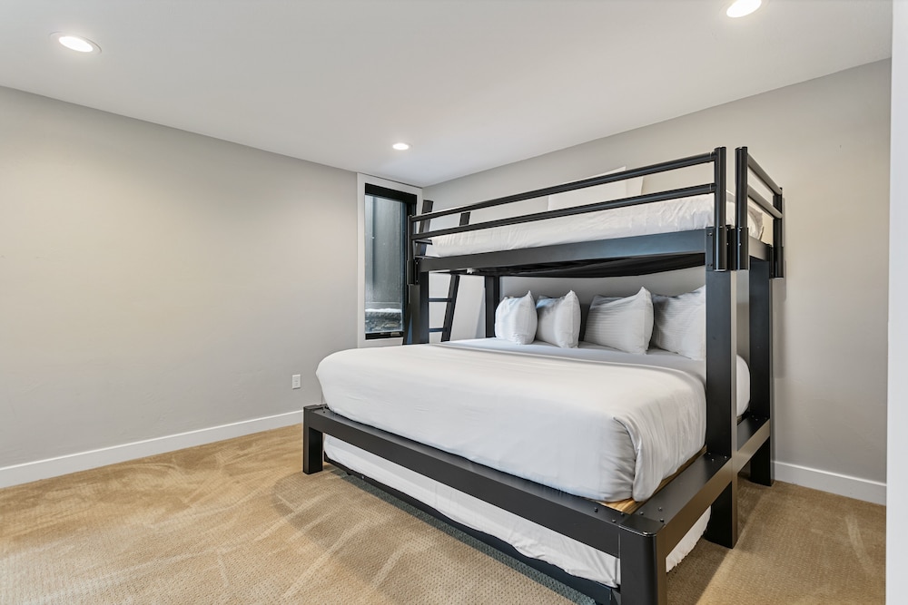 1207 - Four Bedroom with Spa Pinnacle 4 Condo