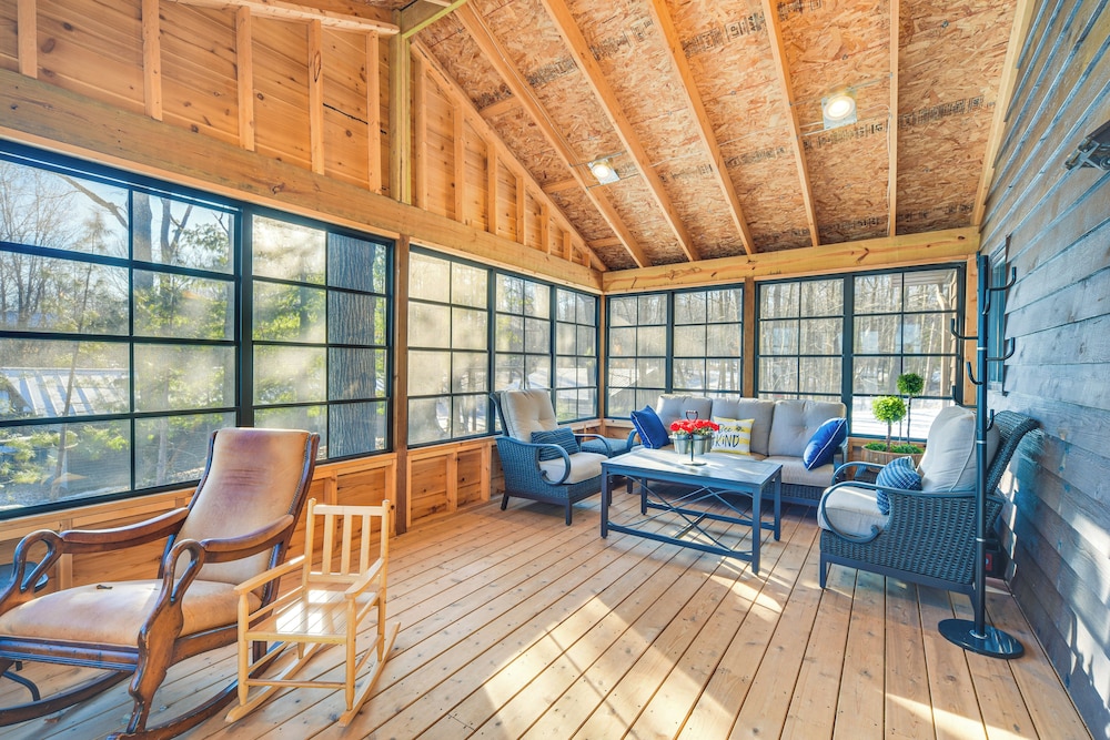 Boat Dock, Full Gym: Waterfront Nelson Lake Gem!