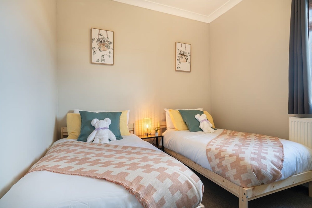 Stylish 3 Bed House-free Parking