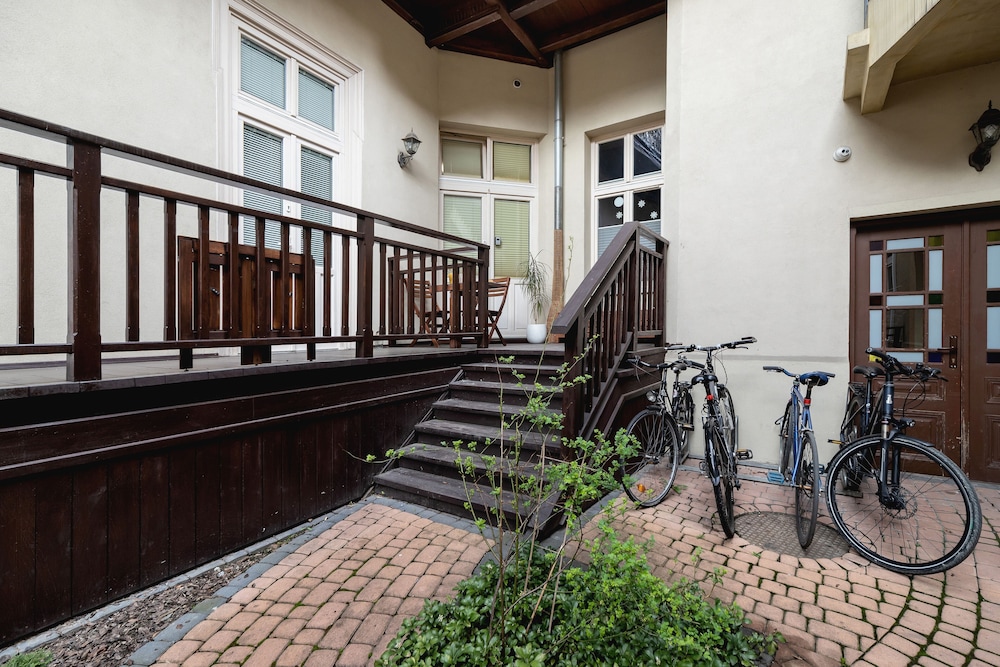 Modern Studio Kantor by Renters view 3
