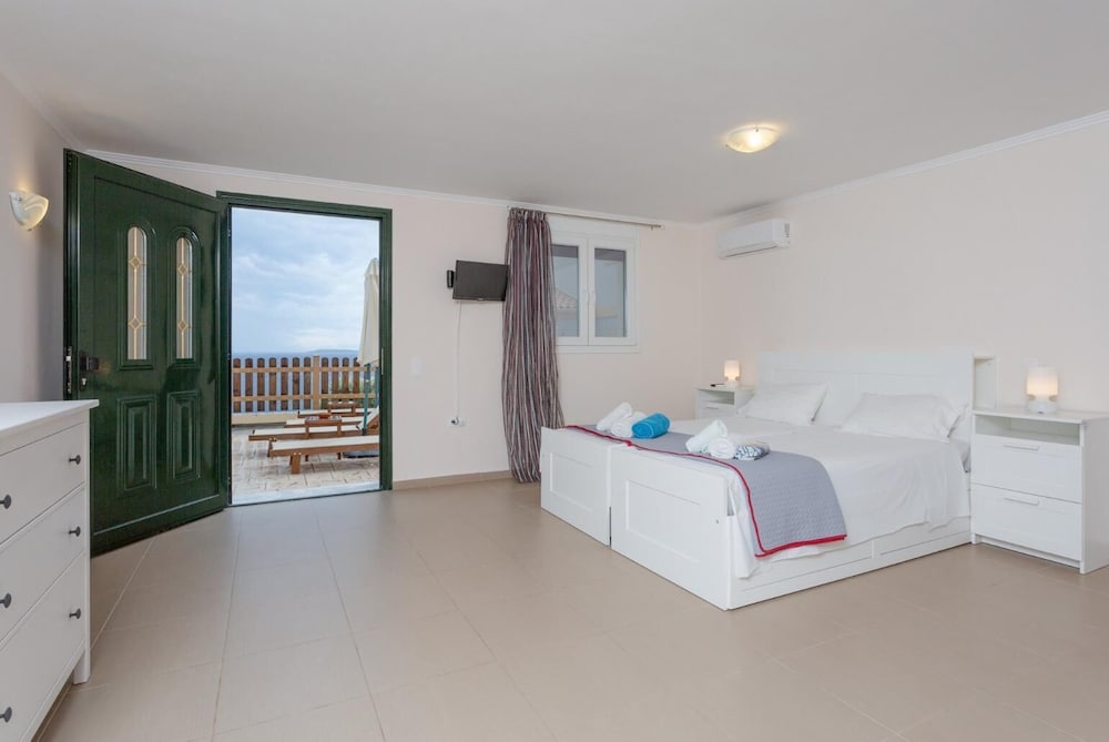 Villa Sequoia Yellow