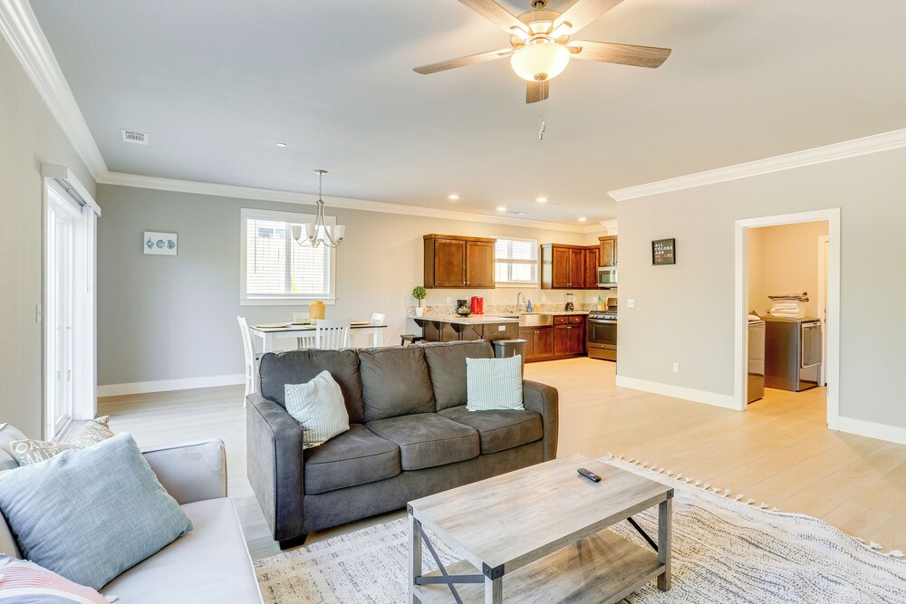5 Mi to Shasta Lake: Newly Built Home w/ Backyard!