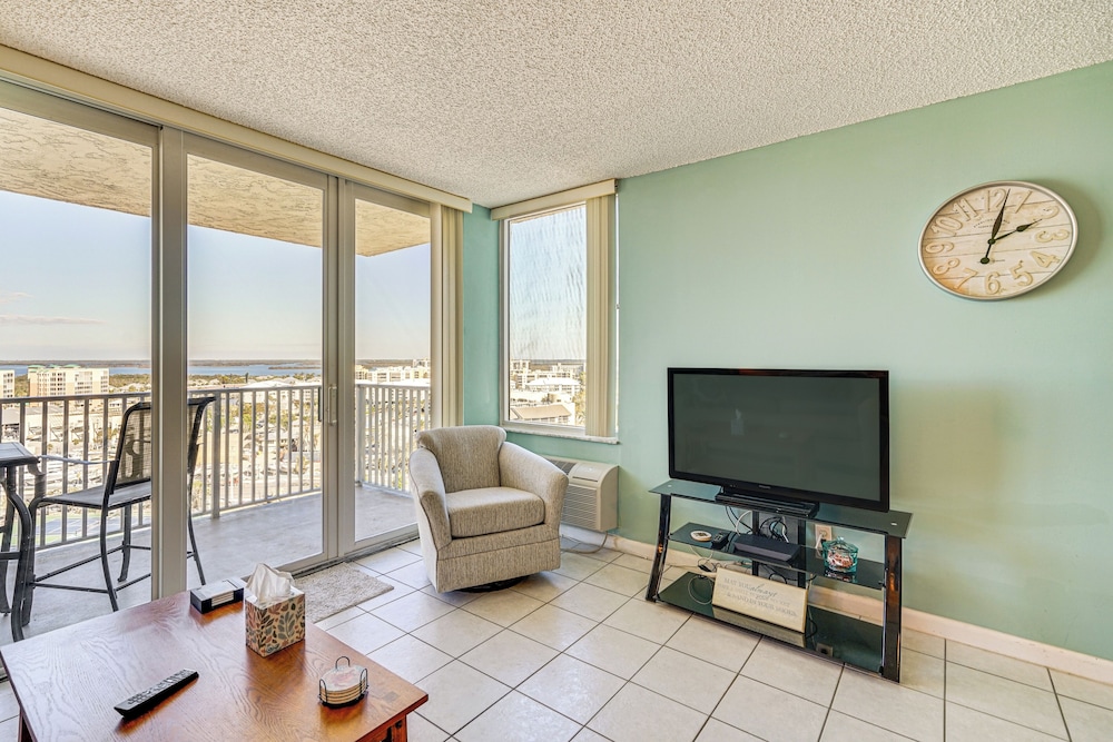 Beachfront Condo w/ Bay View in Fort Myers Beach!