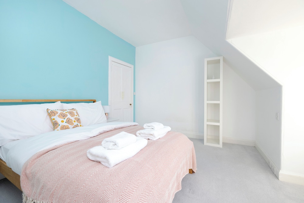 Delightful 3-bed Flat with Parking