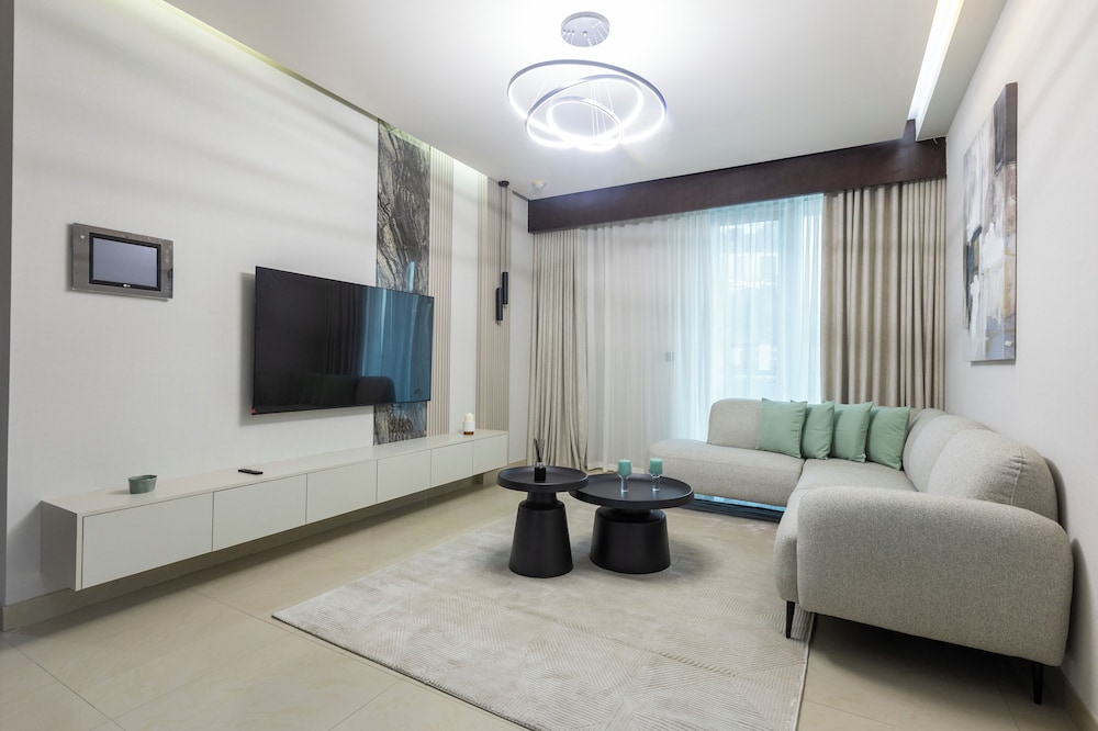 Stylish 2BR Business Bay Pool Access