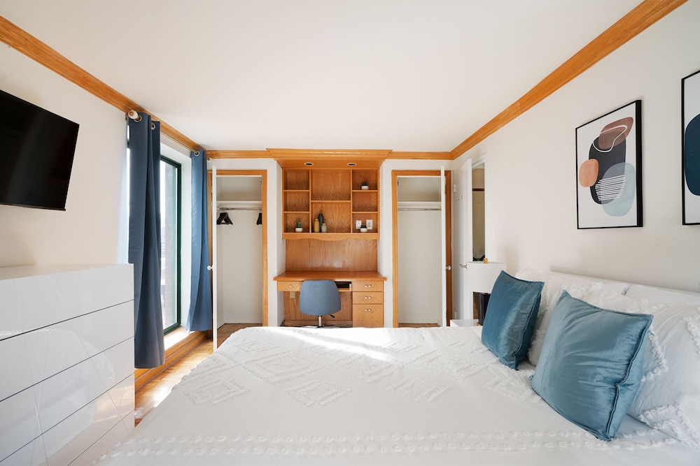 Contemporary 2 Bed 2 Bath Apt Bright and Sunny