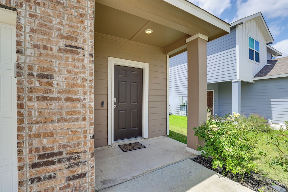 Pool Access: Family Home w/ Yard Near Lackland AFB