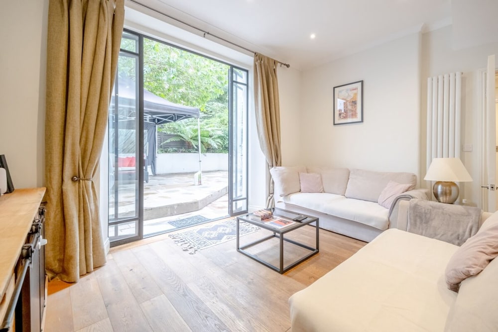 Gorgeous 2BD Flat With Patio - South Kensington!