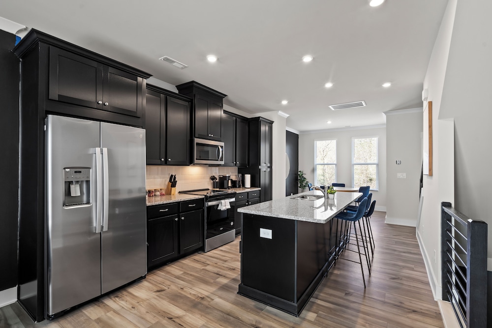 Luxe King 4BR Townhouse in Uptown CLT