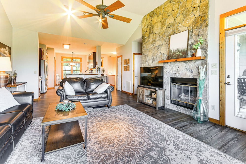 Condo w/ Private Balcony 6 Mi to Pisgah NF!