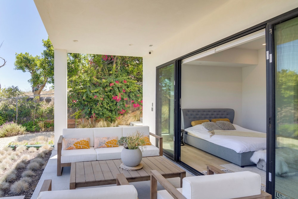 1 Mi to Point Dume: Mtn-view Escape w/ Patio!