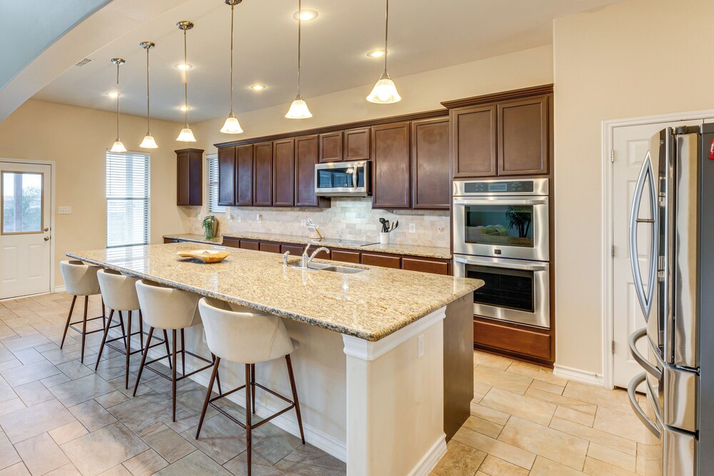 7 Mi to Lake Casa Blanca: Laredo Family Home!