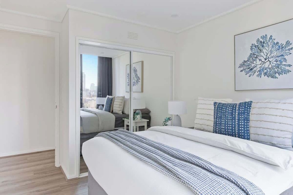 Large 3BR Apt Near Crown, Sleeps 10, Free Parking