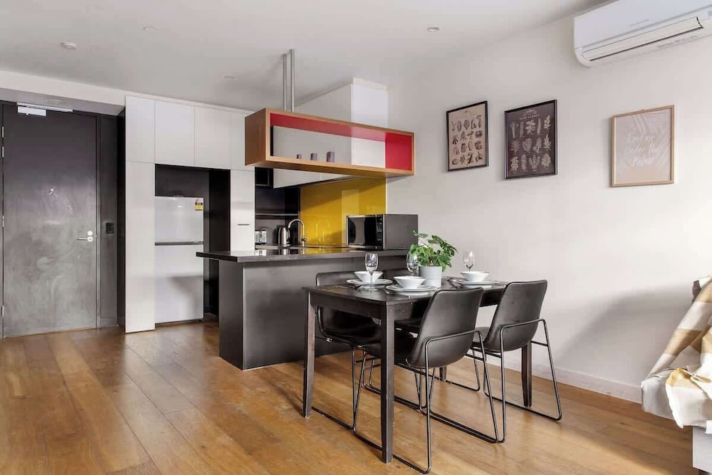 Modern & Cozy 2BR Apartment Close to Melbourne Uni