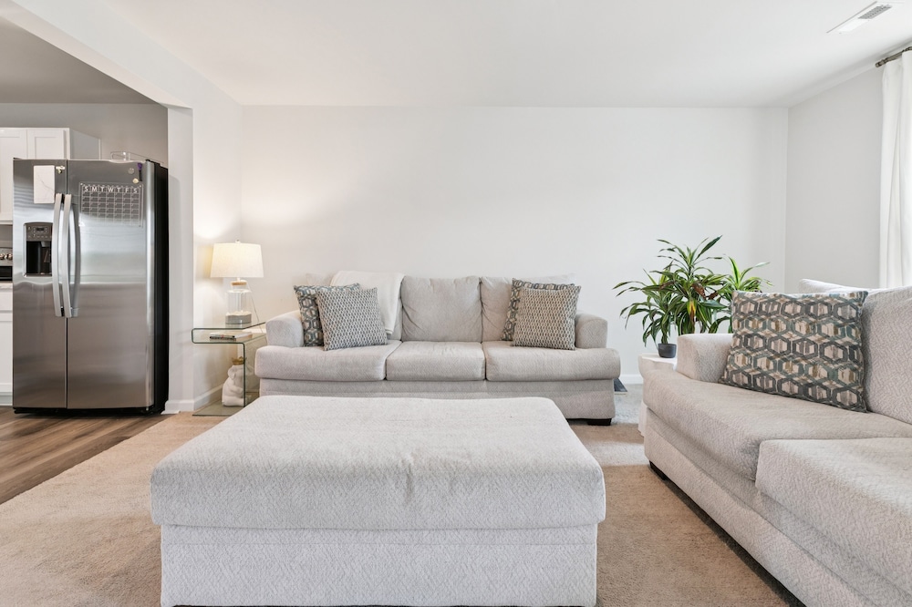 Modern Downtown Retreat Near Swamp Rabbit Trail 4 Bedroom Townhouse