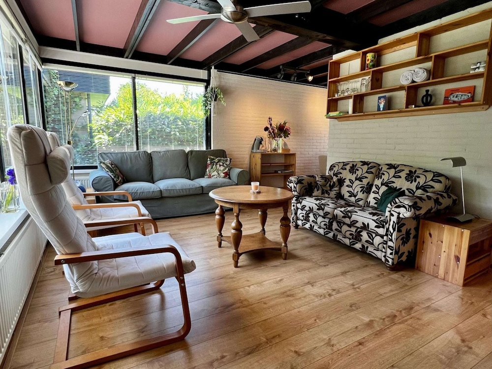 Amazing Bungalow With Sunny Garden