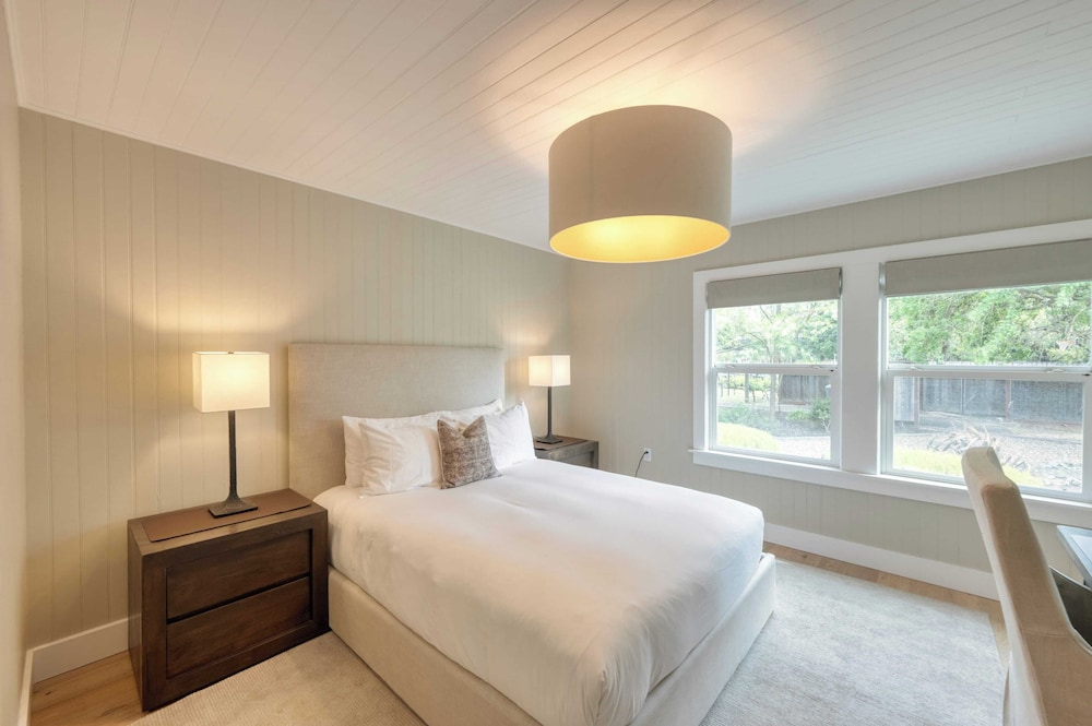 Chic Sonoma Oasis w/ Pool, Bocce, Hot Tub + Minutes to Downtown