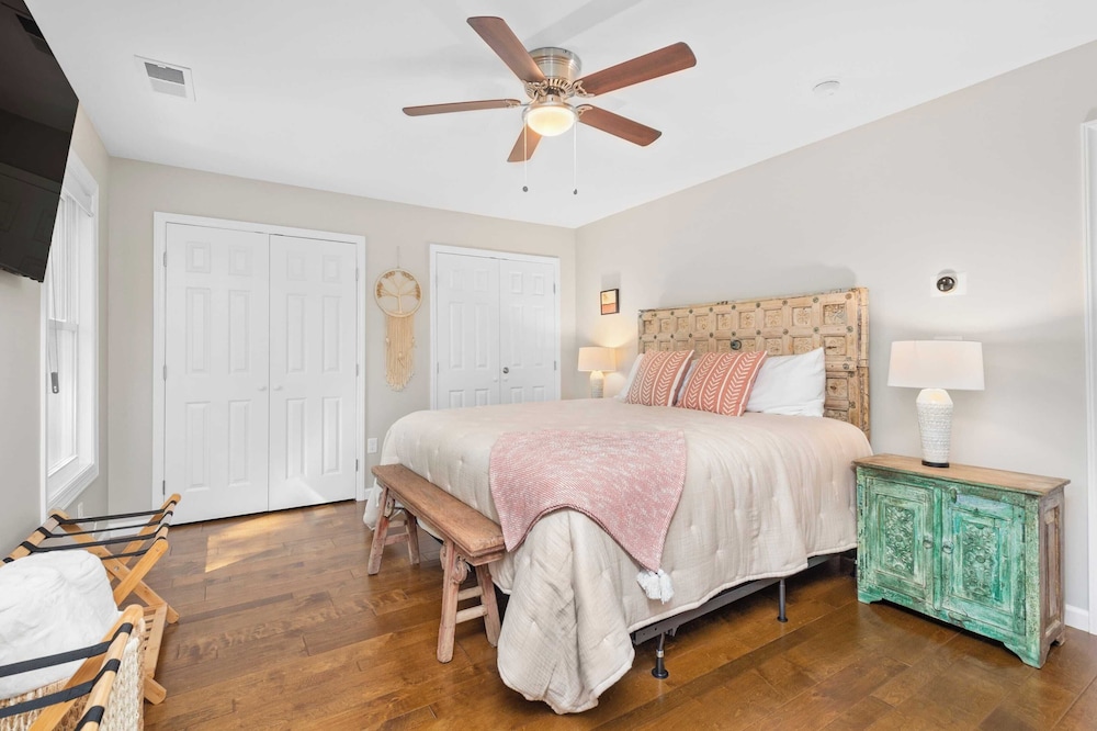 Sleeps 20, Entire Duplex Patio + Fire Pit 6 Minutes to Downtown Asheville