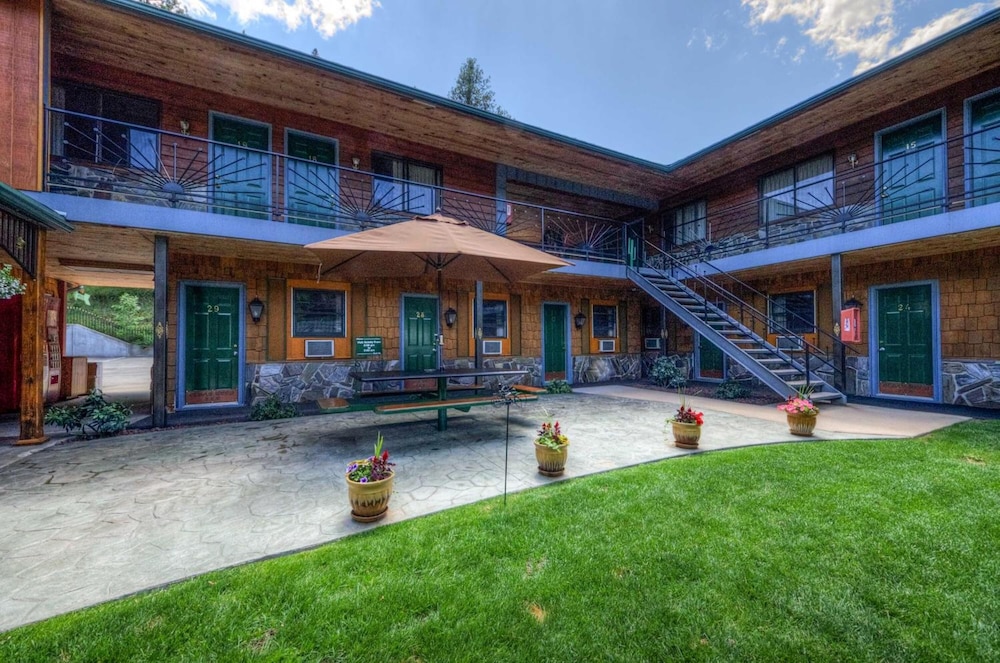 Cedar Wood Inn
