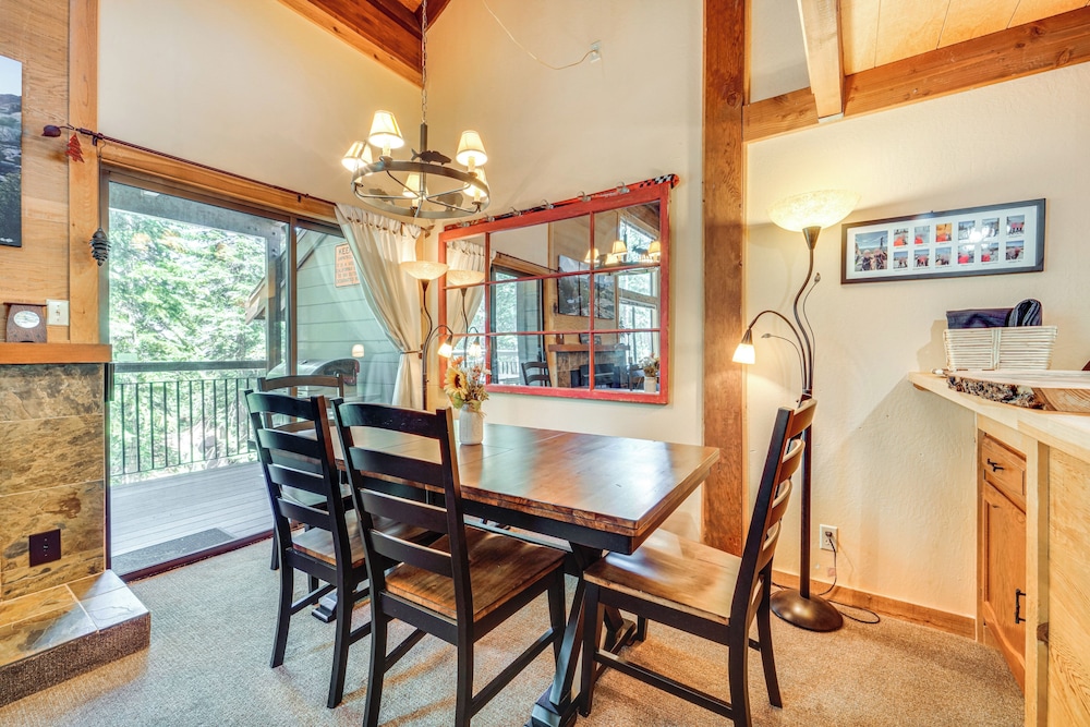 8 Mi to North Tahoe Beach: Truckee Resort Condo