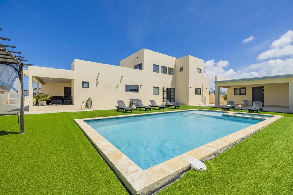 NEW 4br4ba Villa Across of Palmbeach w Pvt Pool