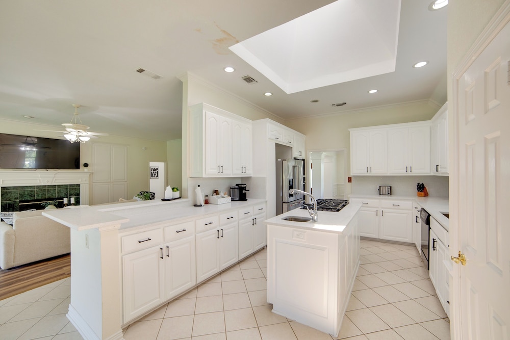 Game Room & Bar: Secluded Getaway in Farmersville