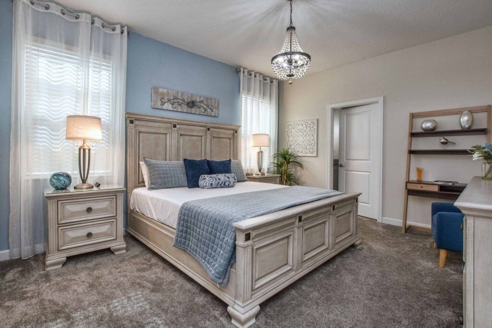 Storey Lake 8 Bed Lake Front Pool & Spa - 1684str 8 Bedroom Home by RedAwning
