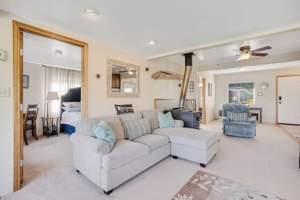 6 Mi to Main St: Oceanfront Cottage in Ketchikan