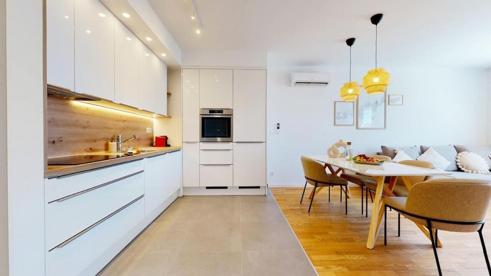 Mika's 2-Bedroom Seaview Flat & Parking