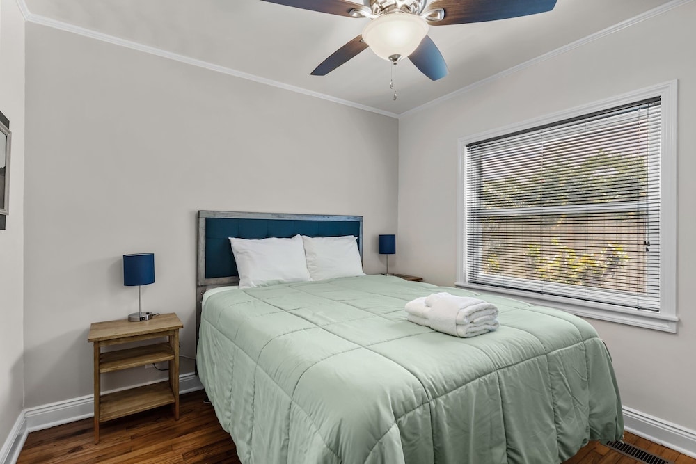 The Gray Whale Cottage 2 Bedroom Home by RedAwning view 5