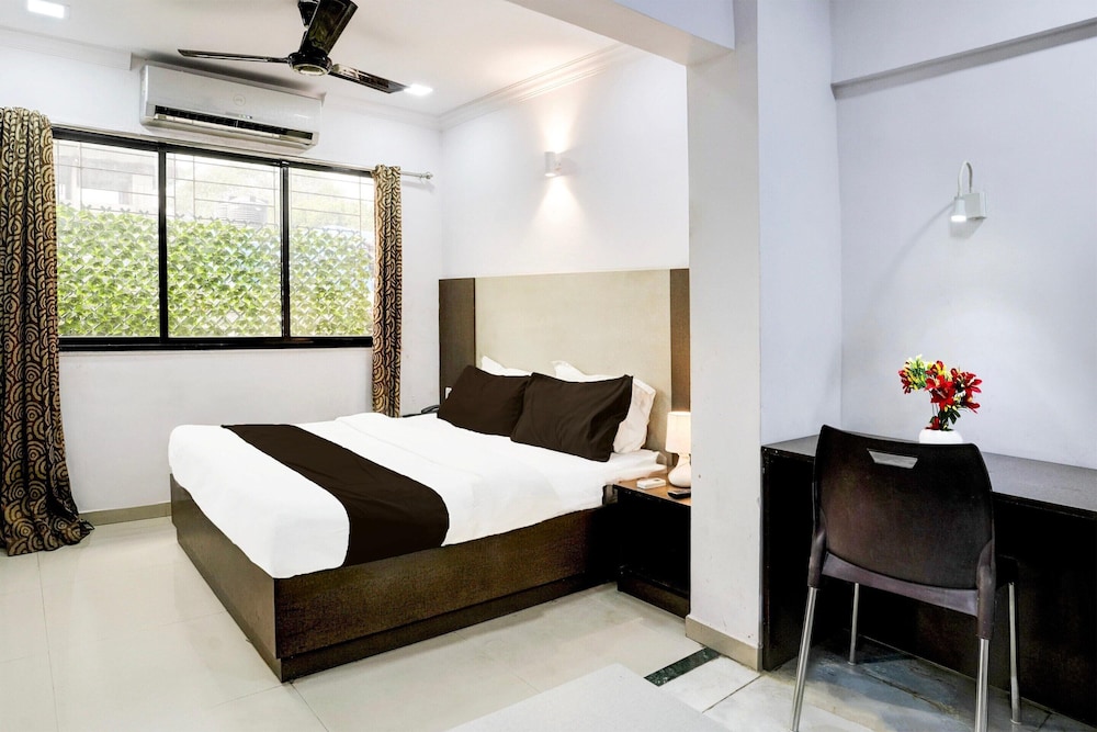 Cozy Deluxe Room Near Juhu Beach Mumbai