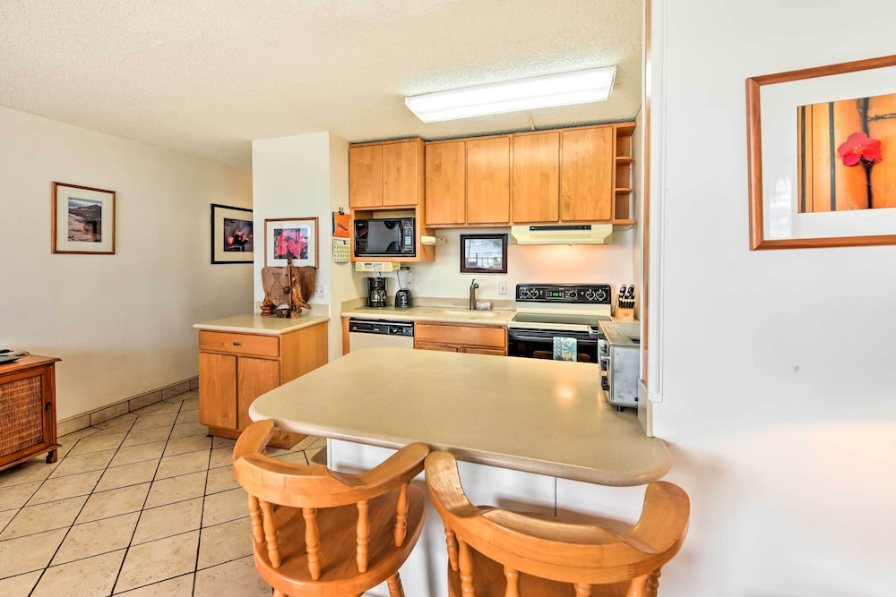 Condo w/ Private Lanai, Ocean View & On-site Pool!