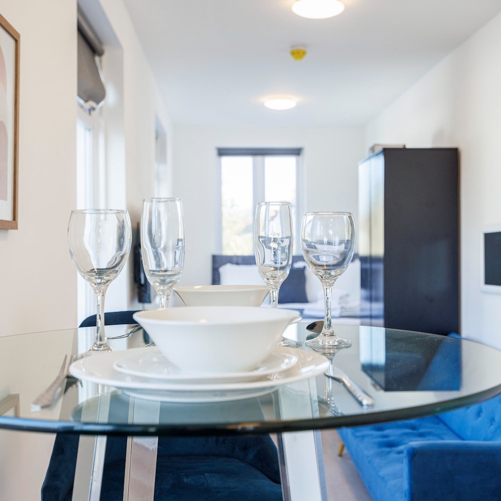 North West London Studio Apartment - Sleeps 3