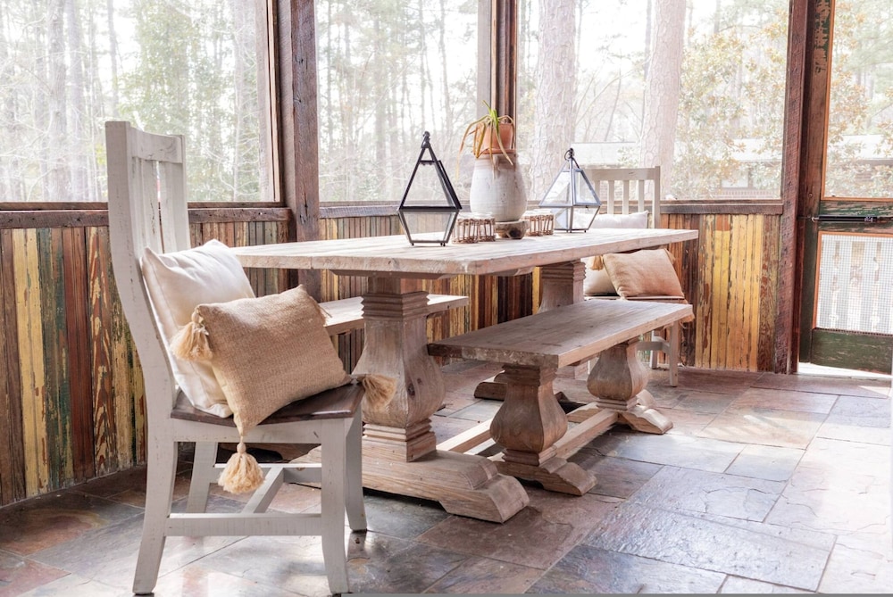 Classic Lakeside Cottage Masters Rental