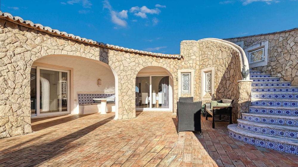 Golfinhos Magnificent Spacious 5 Bedroom Villa