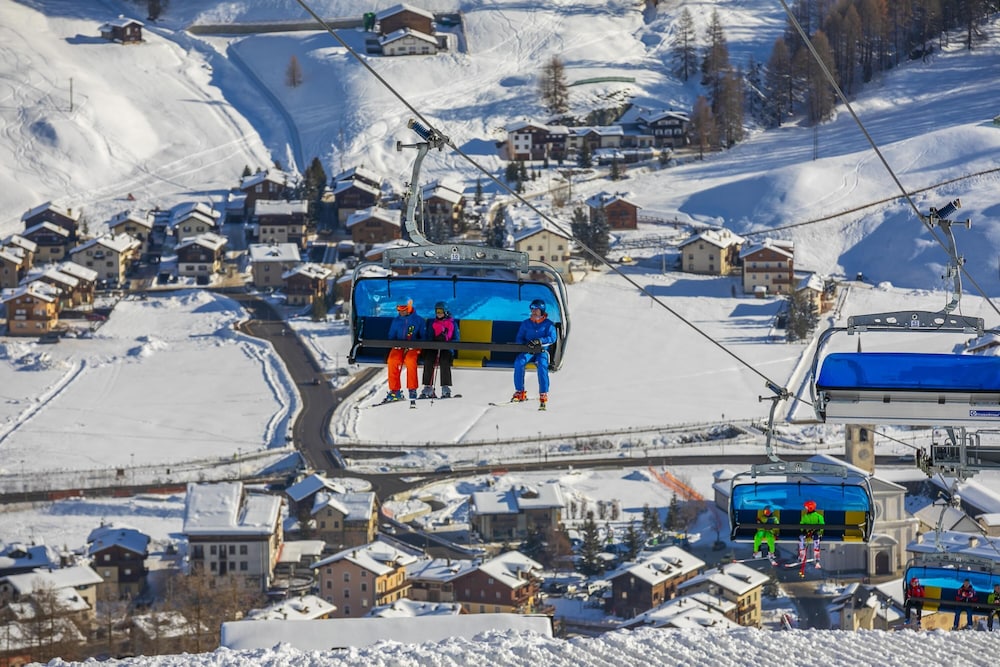 Alpino Ski in-Ski out 10m view 5