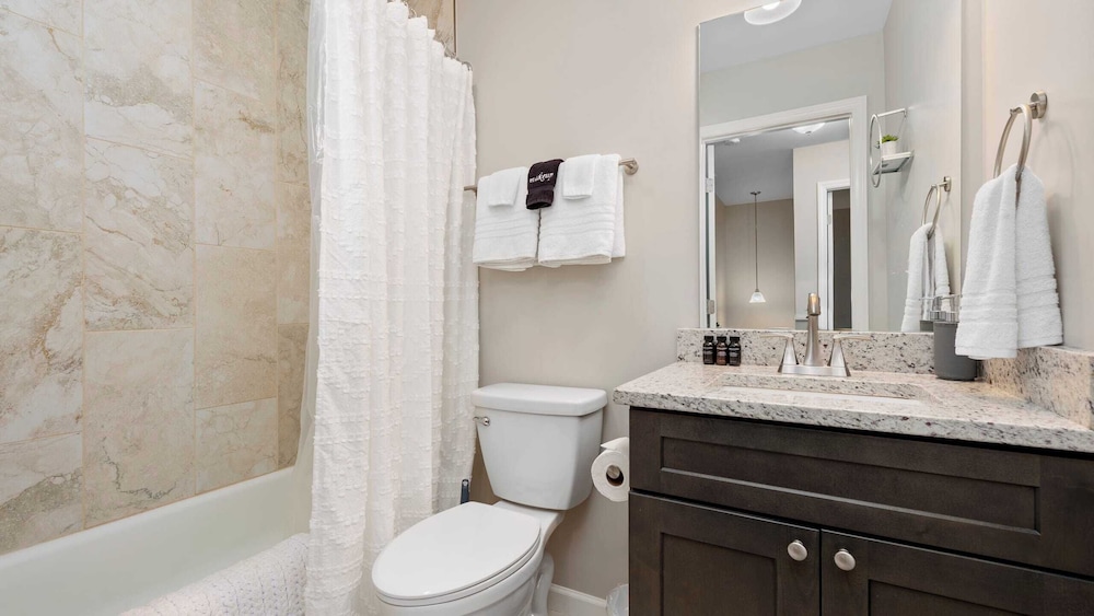 10 Townhomes, Sleeps 89 6 Mins to DT Asheville Sycamore Cove by Avantstay