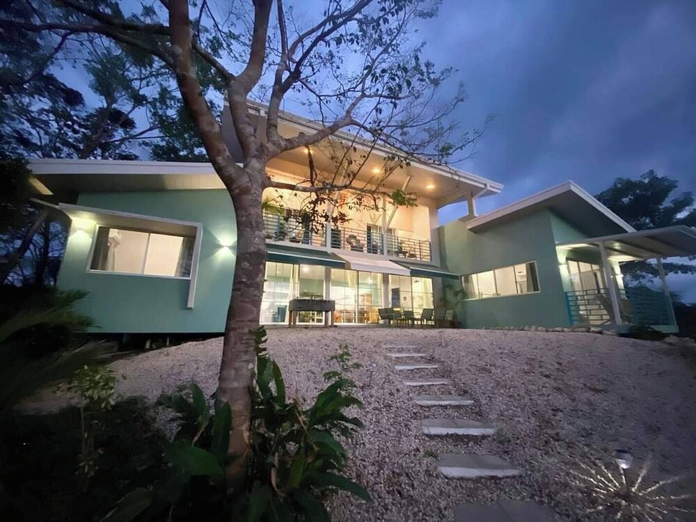 Private Saltwater Pool, Mountain Views, 3min Beach