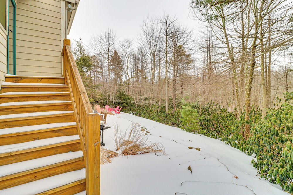 Screened Porch + Fire Pit: Spacious Pocono Retreat